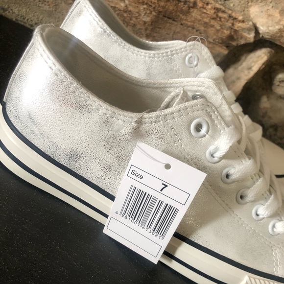 New White Low Top Platform Sneakers – Women’s Size 7 - Picture 4 of 5